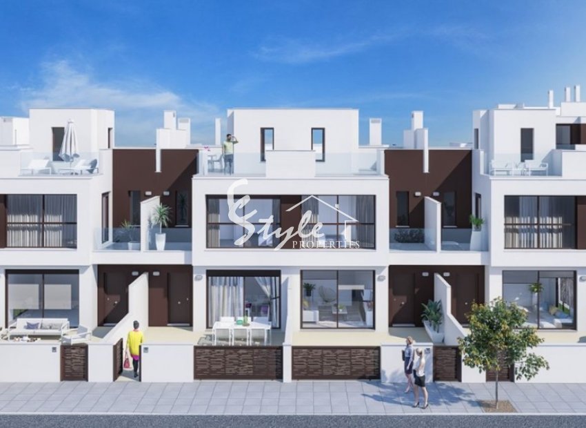 New build townhouses close to the beach in Torre de la Horadada, Costa Blaca, Spain. ON1817