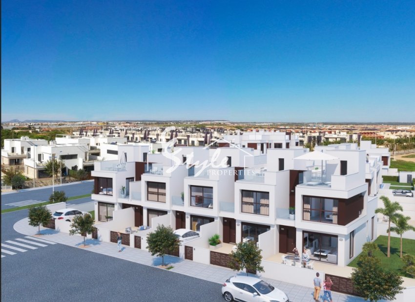 New build townhouses close to the beach in Torre de la Horadada, Costa Blaca, Spain. ON1817