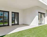 ​Nuevos apartamentos planta baja y áticos en venta en Torrevieja, Costa Blanca, España. ON302