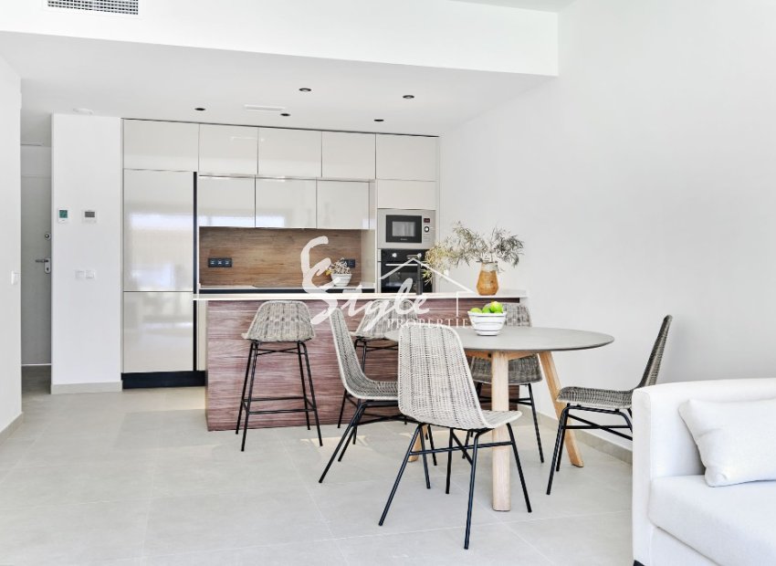 ​Nuevos apartamentos planta baja y áticos en venta en Torrevieja, Costa Blanca, España. ON302