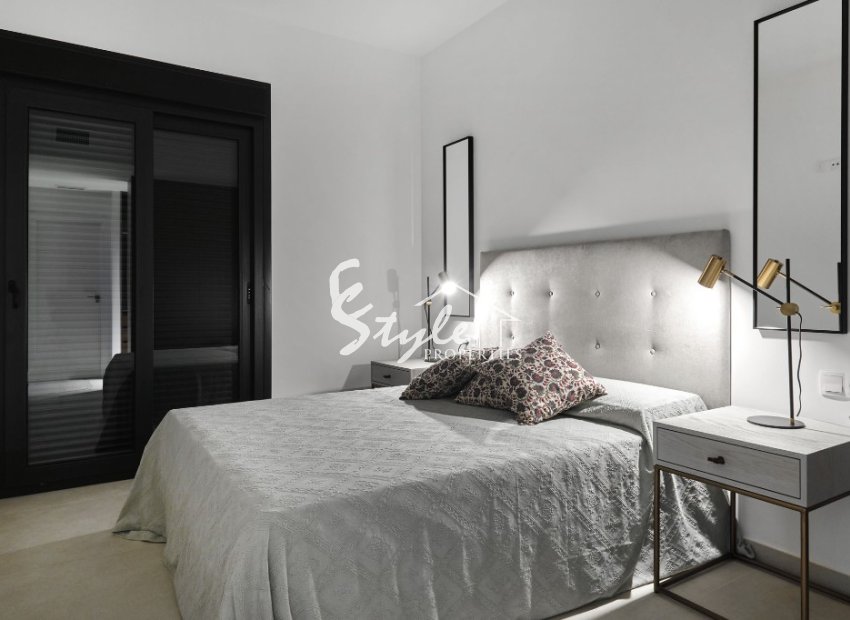 ​Nuevos apartamentos planta baja y áticos en venta en Torrevieja, Costa Blanca, España. ON302