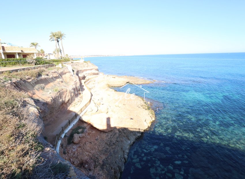 Продается дом на первой линии с бассейном в Кабо-Роиг, Коста-Бланка, Испания. ID1281