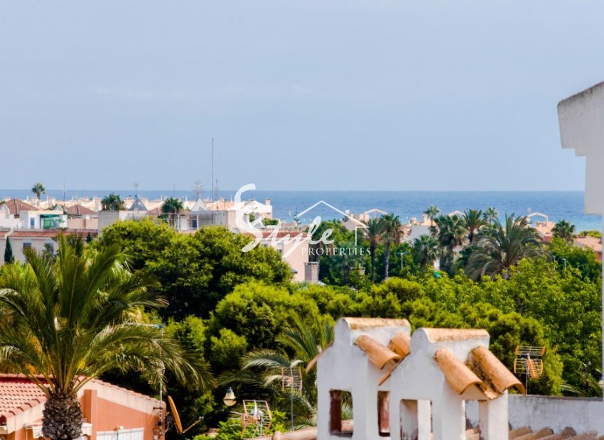 Продается отремонтированная современная квартира с видом на море в Калас Бланкас де Торревьеха