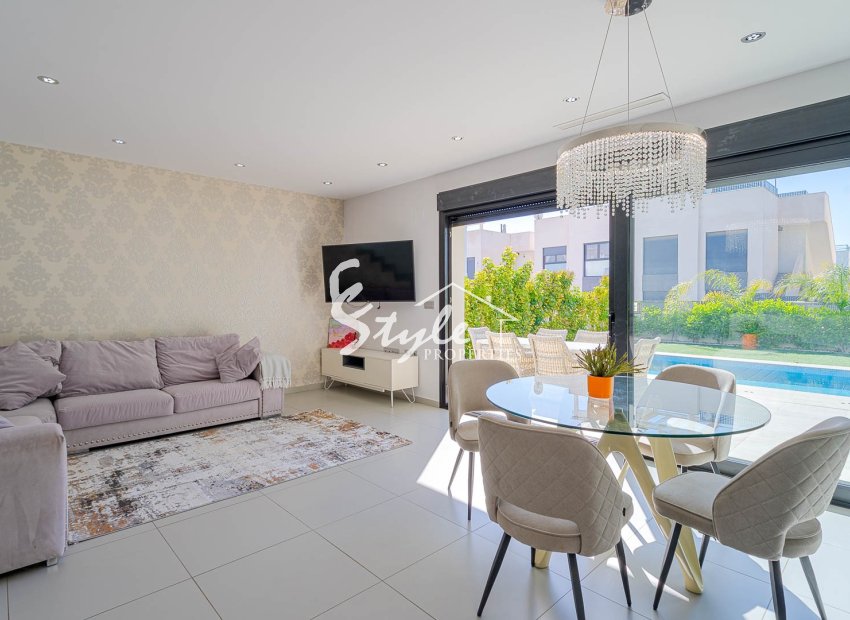 Продается стильная комфортабельная вилла с частным бассейном в тихом районе Сьюдад-Кесада, Коста-Бланка, Испания. ID2328