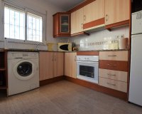 Продажа смежного дома с 3 спальнями рядом с полем для гольфа в Лас Филипинас, Вилламартин