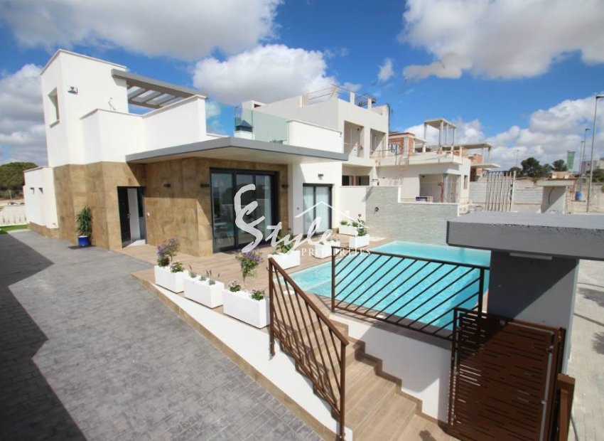 Promoción en Dehesa de Campoamor. Complejo de villas independientes con piscina privada cerca del mar en Orihuela Costa.