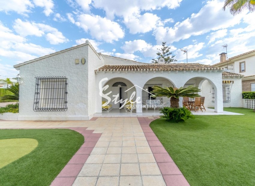 Propiedad única en primera línea en venta en Punta Prima, Costa Blanca Sur, España ID 3747