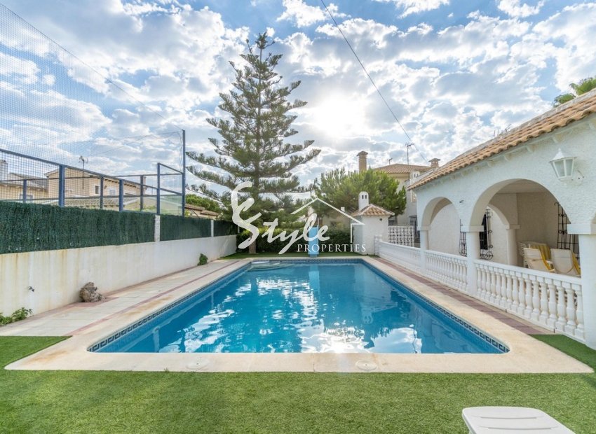 Propiedad única en primera línea en venta en Punta Prima, Costa Blanca Sur, España ID 3747