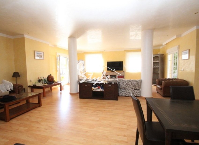 Resale - Villa - Cabo Roig