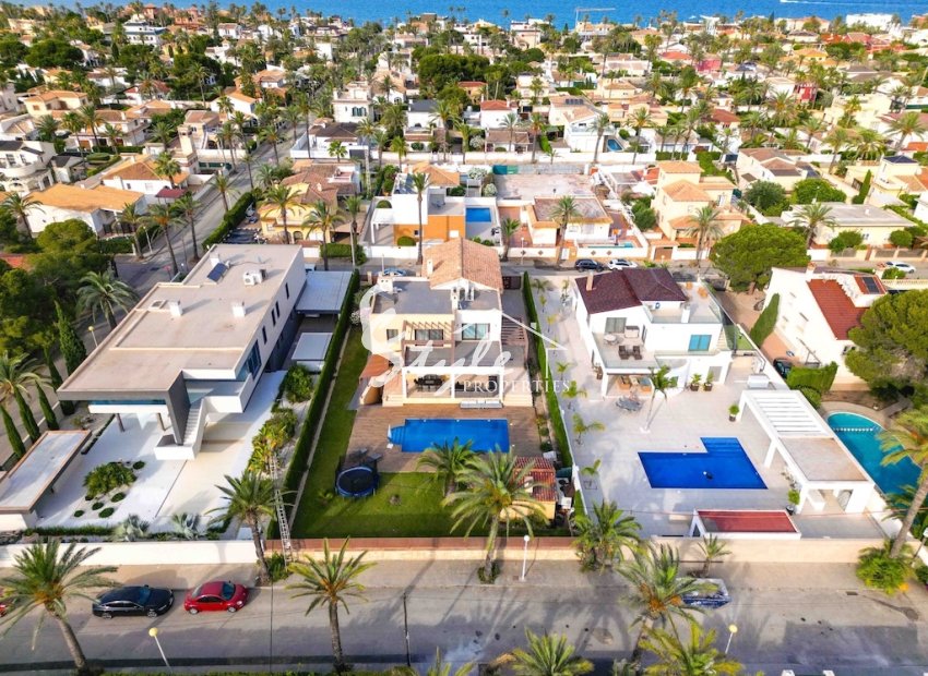 Resale - Villa - Cabo Roig