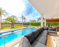 Resale - Villa - Cabo Roig
