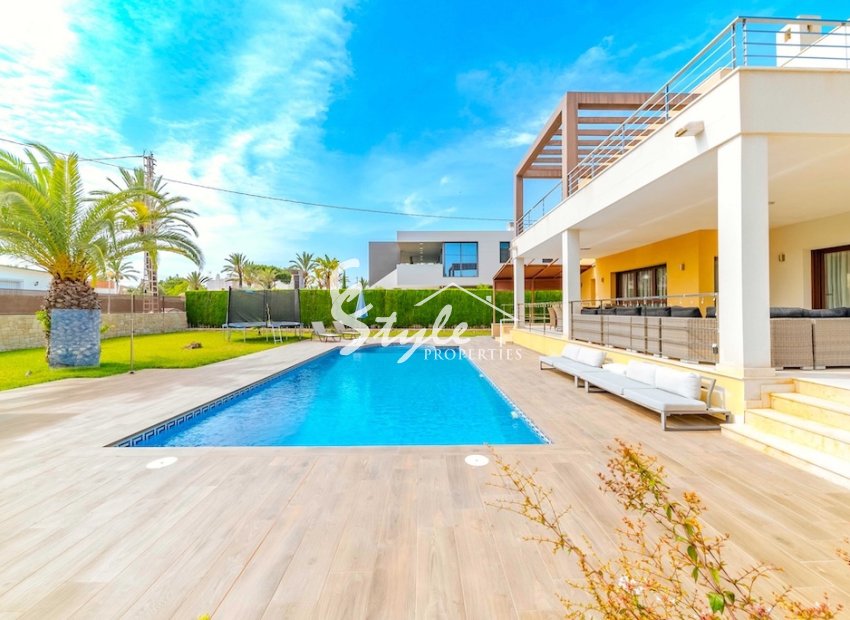 Resale - Villa - Cabo Roig
