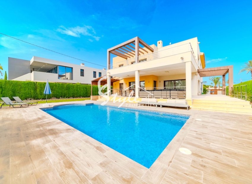 Resale - Villa - Cabo Roig