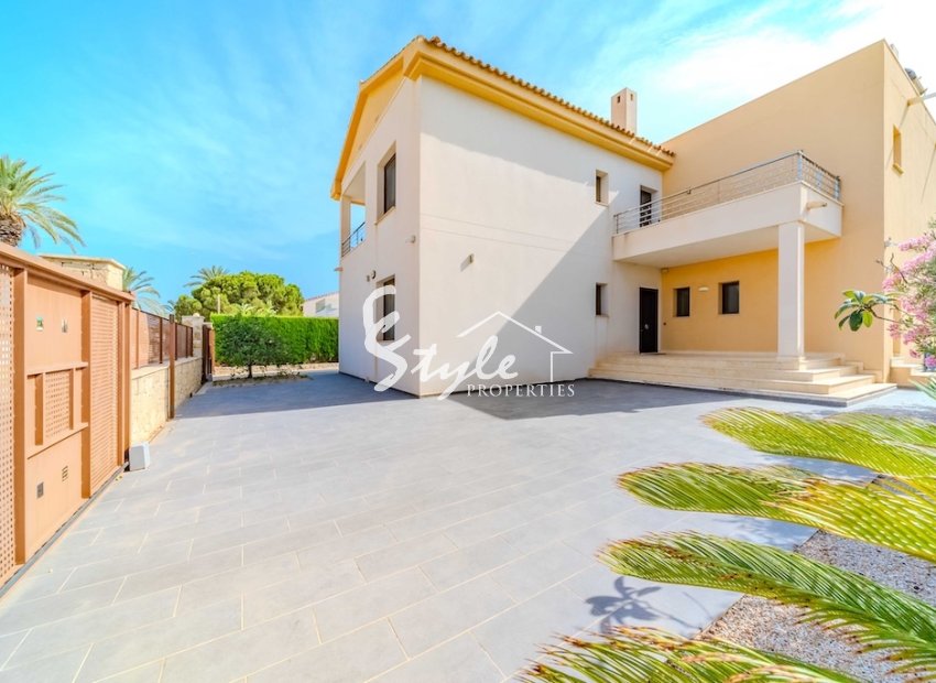 Resale - Villa - Cabo Roig