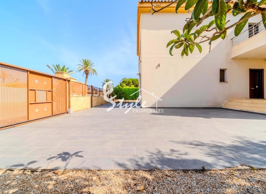 Resale - Villa - Cabo Roig