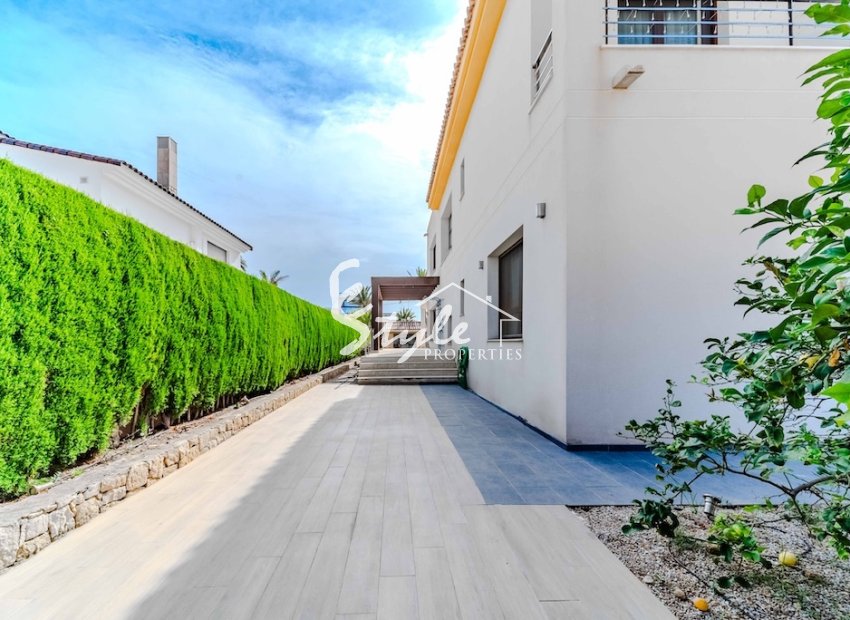 Resale - Villa - Cabo Roig