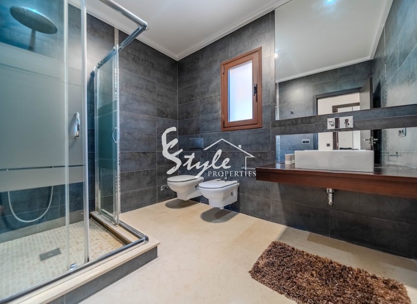 Resale - Villa - Cabo Roig