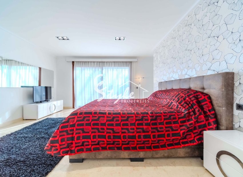 Resale - Villa - Cabo Roig