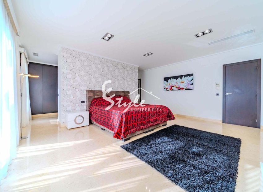 Resale - Villa - Cabo Roig