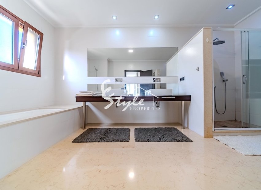 Resale - Villa - Cabo Roig