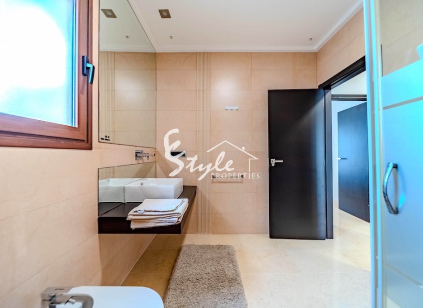 Resale - Villa - Cabo Roig