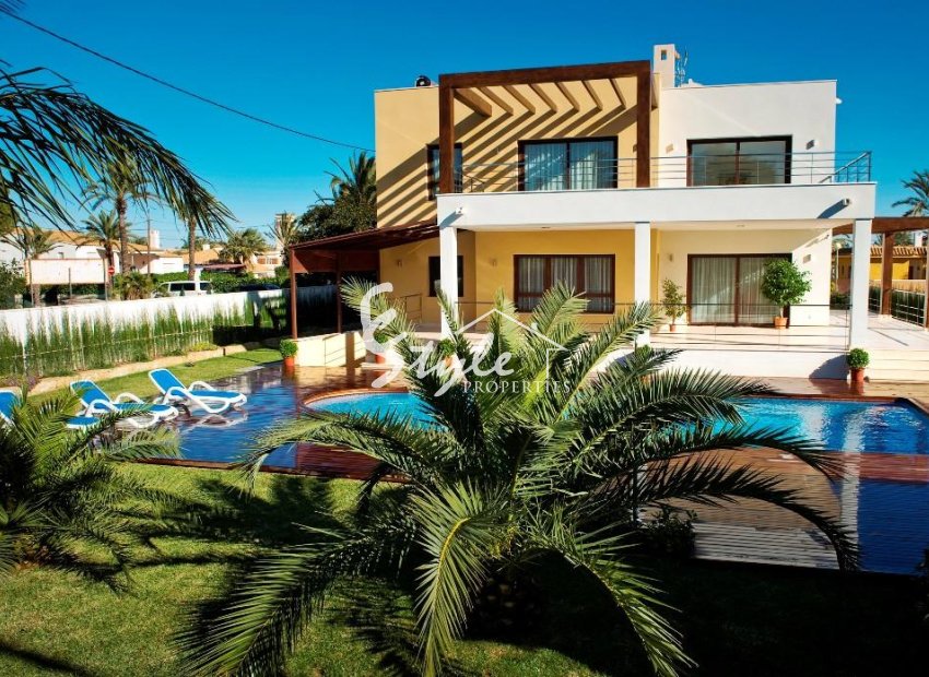 Resale - Villa - Cabo Roig