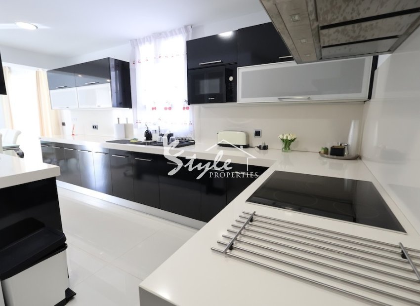 Resale - Villa - Cabo Roig