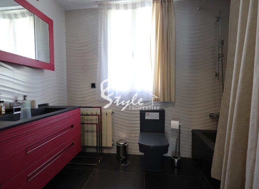 Resale - Villa - Cabo Roig