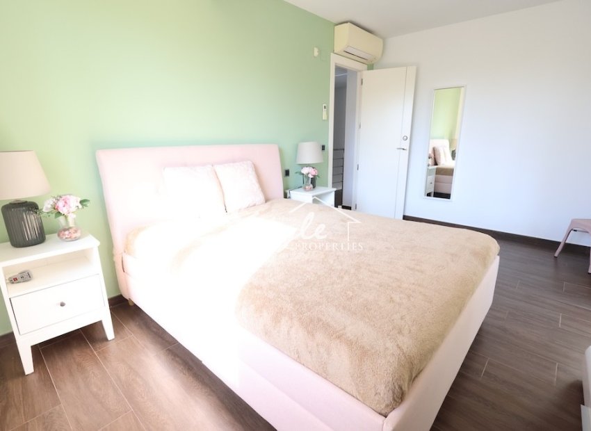 Resale - Villa - Cabo Roig