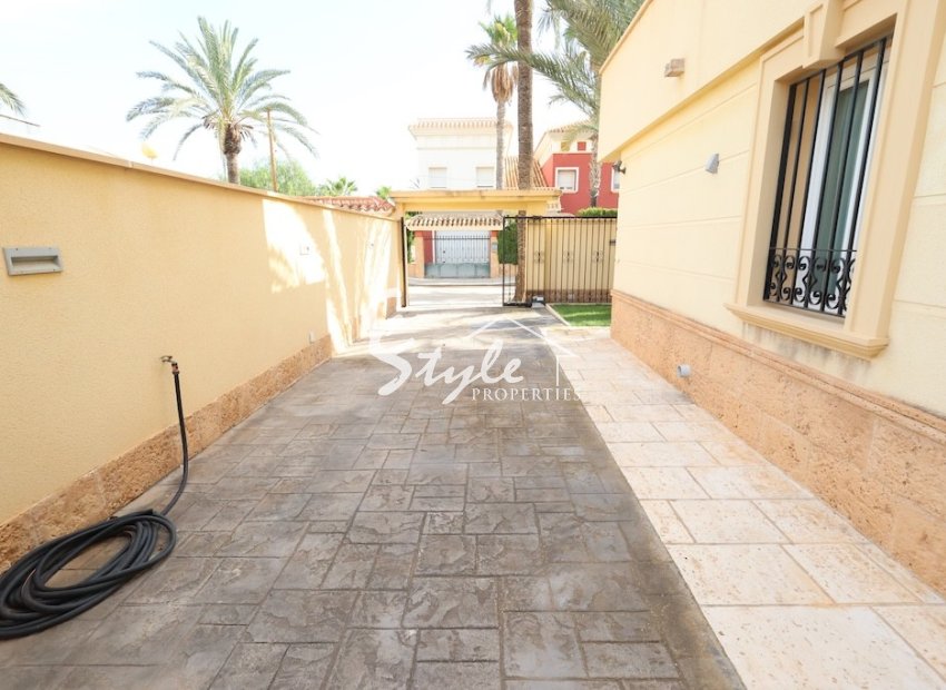 Resale - Villa - Cabo Roig