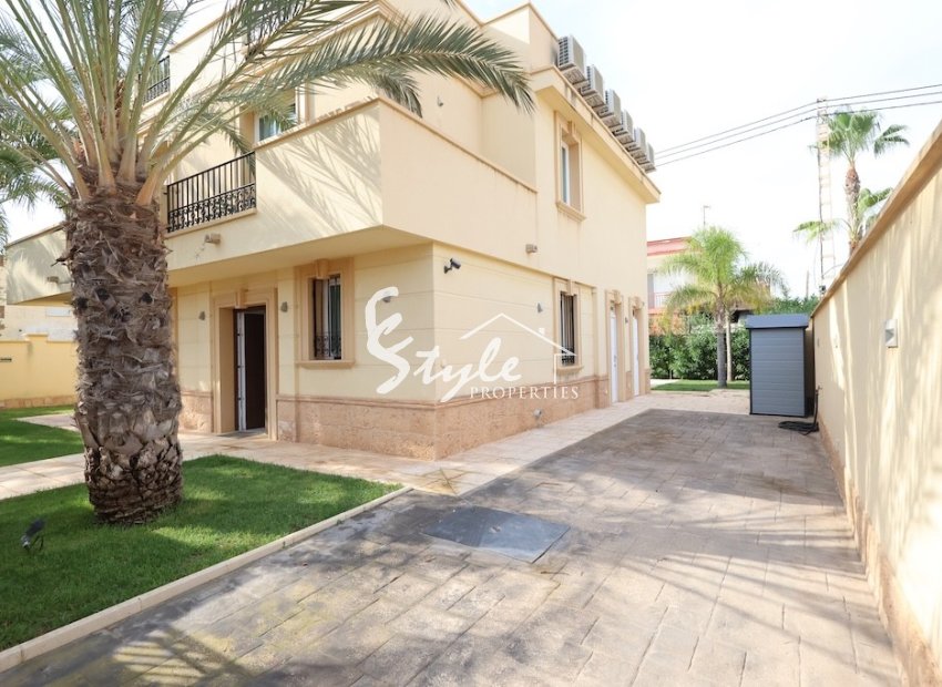 Resale - Villa - Cabo Roig