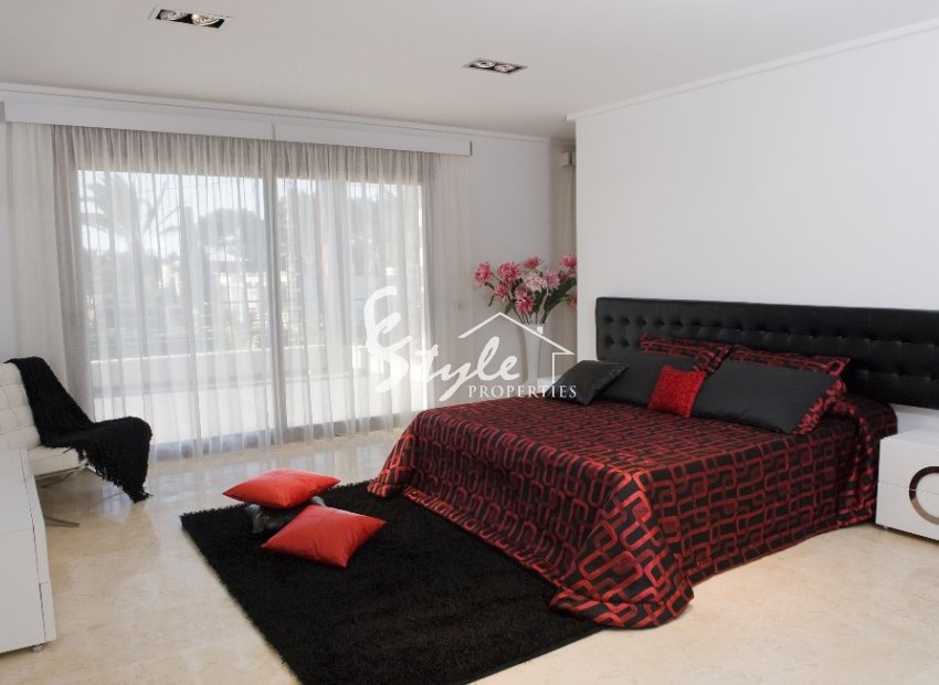 Resale - Villa - Cabo Roig