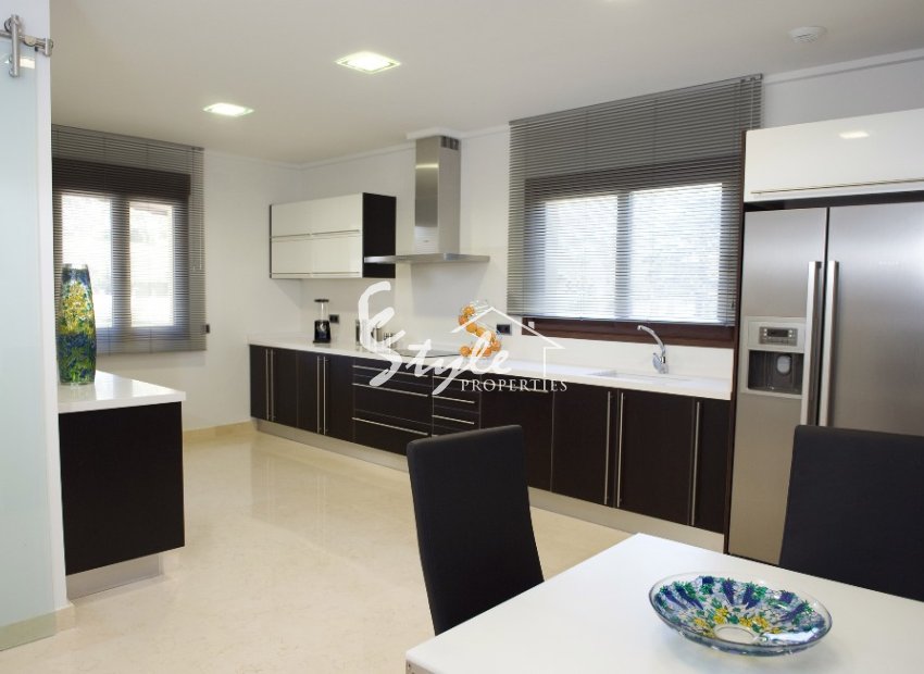 Resale - Villa - Cabo Roig