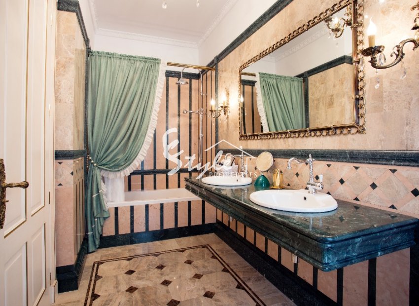 Resale - Villa - Cabo Roig