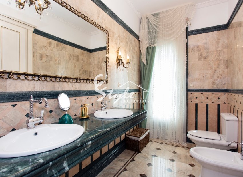 Resale - Villa - Cabo Roig