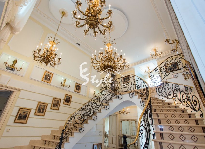 Resale - Villa - Cabo Roig