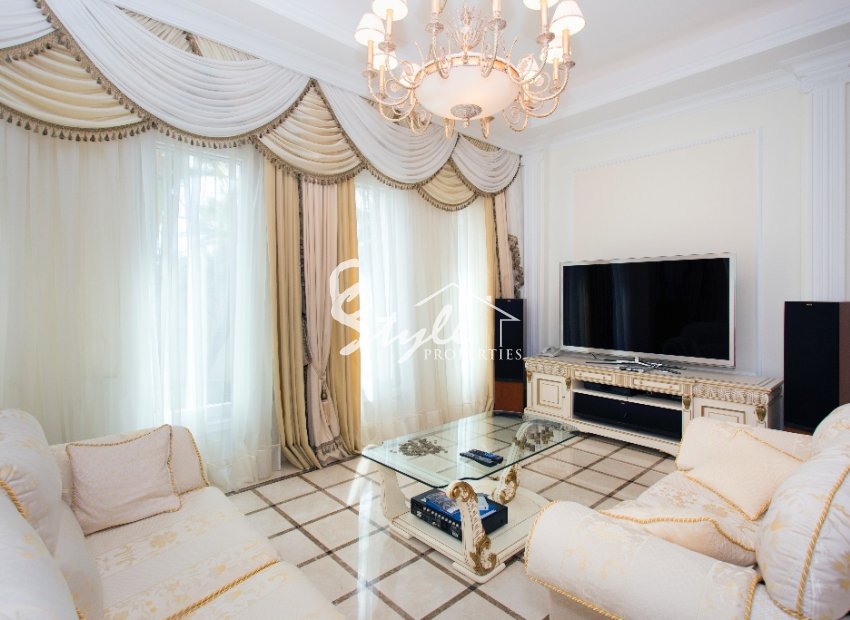 Resale - Villa - Cabo Roig