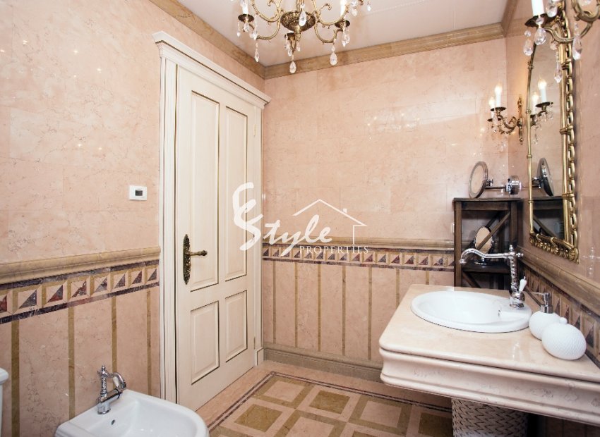 Resale - Villa - Cabo Roig