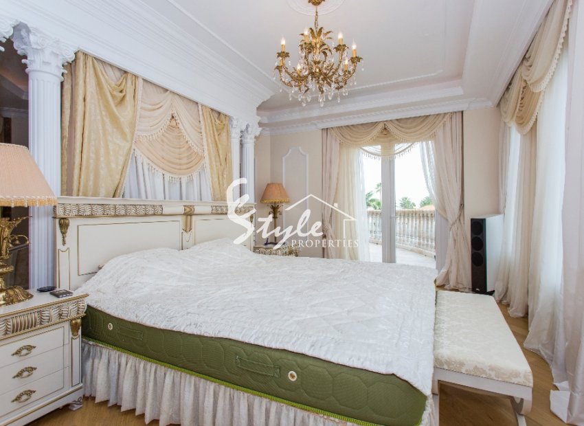 Resale - Villa - Cabo Roig