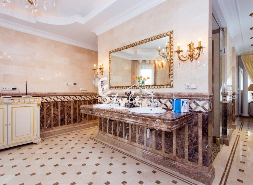 Resale - Villa - Cabo Roig