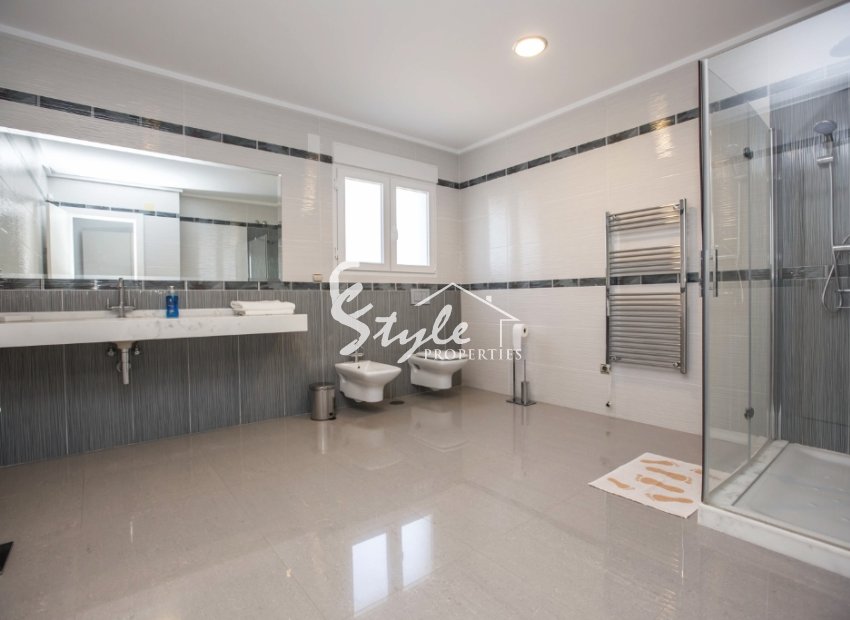 Resale - Villa - Cabo Roig