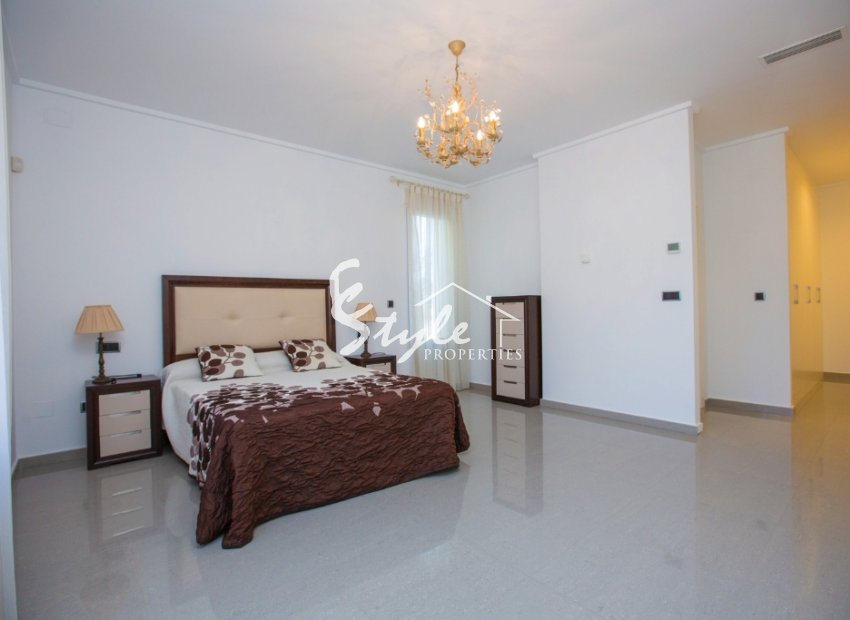 Resale - Villa - Cabo Roig