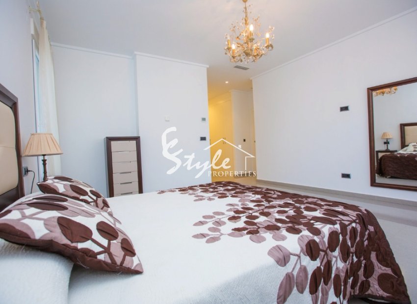 Resale - Villa - Cabo Roig