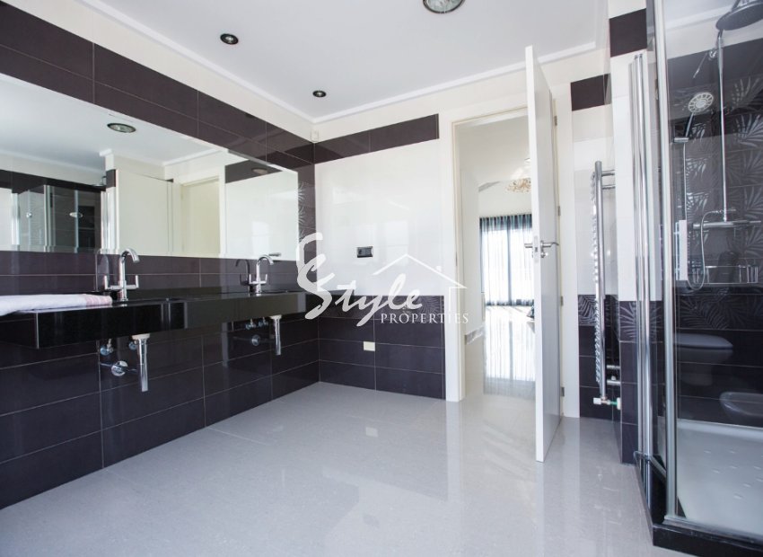 Resale - Villa - Cabo Roig