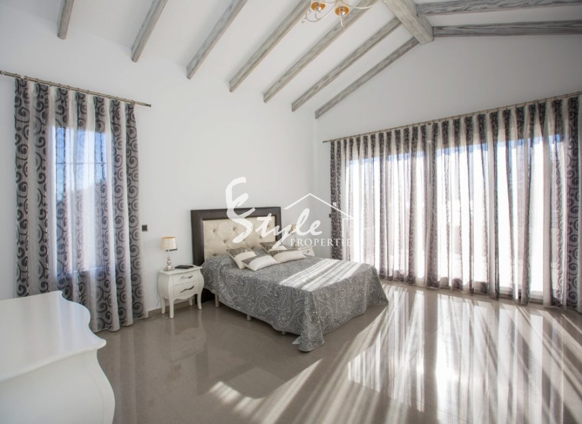 Resale - Villa - Cabo Roig