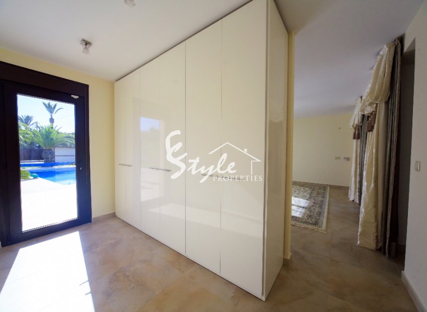 Resale - Villa - Cabo Roig