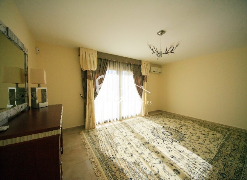 Resale - Villa - Cabo Roig