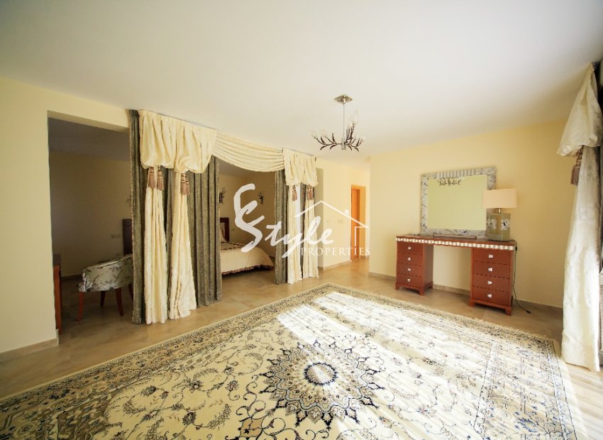 Resale - Villa - Cabo Roig