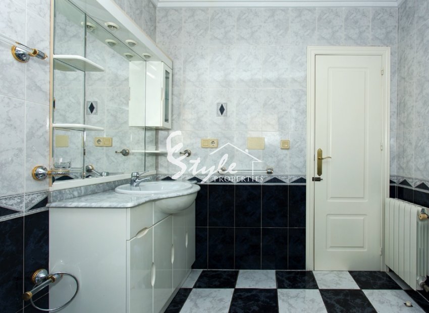 Resale - Villa - Los Altos