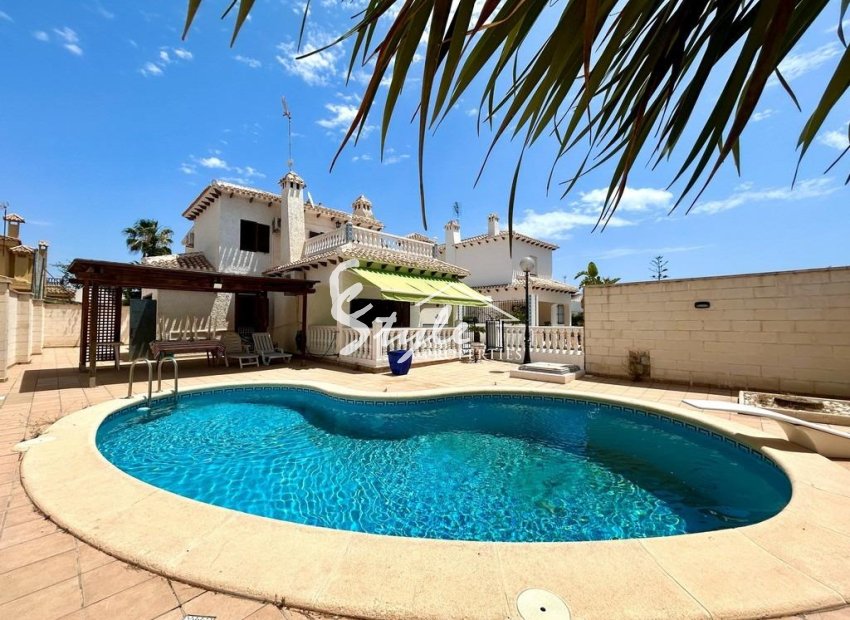 Resale - Villa - Orihuela Costa  - La Zenia
